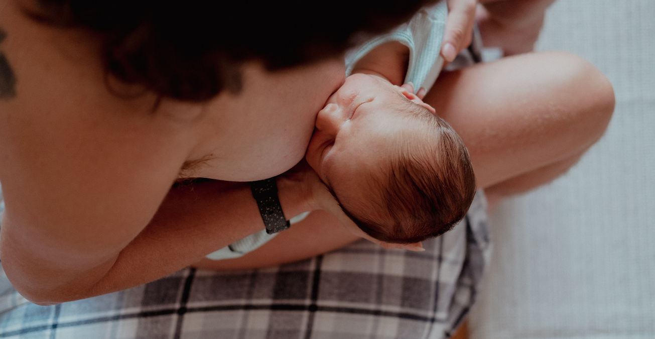 maman qui allaite bébé