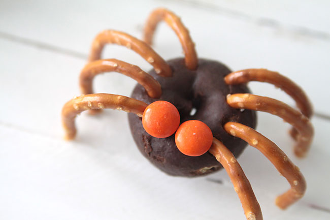 donut spinnen voor halloween maken hapjes halloweenfeest