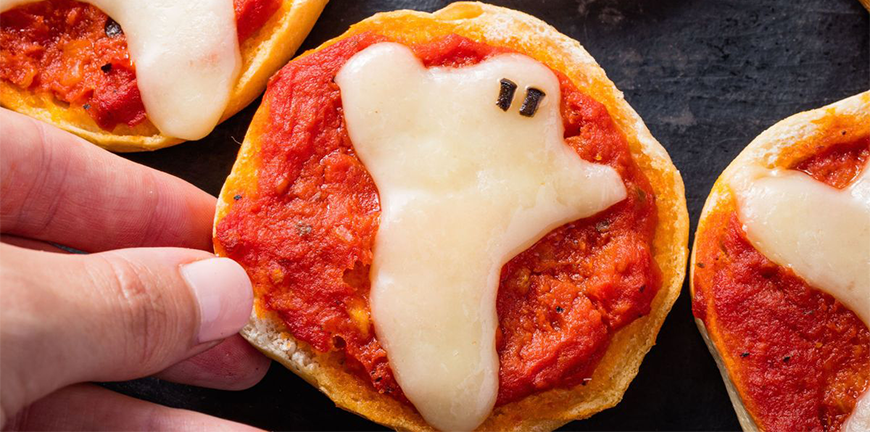 mini spook pizza's halloween hapjes inspiratie voor halloween eten