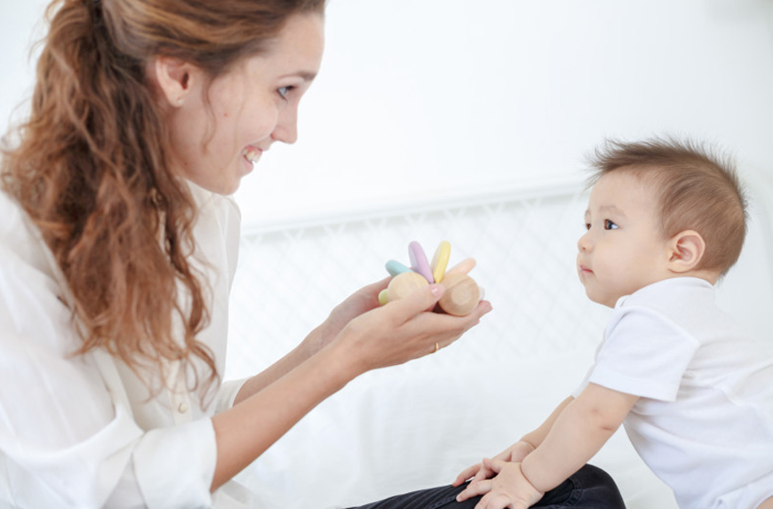 eerste babyspeelgoed plan toys duurzaam hout